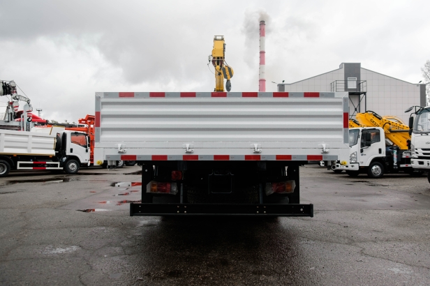 Бортовой грузовик ISUZU 4x2 дв 139kw гп 6 тонн c кму XCMG SQS125 гп 5т 4 секции стрела 11,2 кузов 6200х2400х550 колёса 8.25R20 спальник задние аутригеры, АКПП. Фото 5
