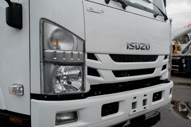 Бортовой грузовик ISUZU 4x2 дв 139kw гп 6 тонн c кму XCMG SQS125 гп 5т 4 секции стрела 11,2 кузов 6200х2400х550 колёса 8.25R20 спальник задние аутригеры, АКПП. Фото 14