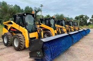 Мини-погрузчик YUGONG YG3220 вилы, щетка поворотная, дв kubota. Фото 1