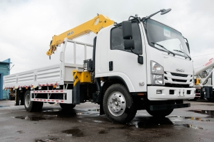 Бортовой грузовик ISUZU 4x2 дв 139kw гп 6 тонн c кму XCMG SQS125 гп 5т 4 секции стрела 11,2 кузов 6200х2400х550 колёса 8.25R20 спальник задние аутригеры, АКПП. Фото 1