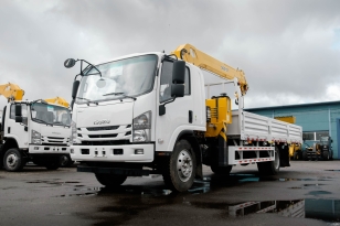 Бортовой грузовик ISUZU 4x2 дв 139kw гп 6 тонн c кму XCMG SQS125 гп 5т 4 секции стрела 11,2 кузов 6200х2400х550 колёса 8.25R20 спальник задние аутригеры, АКПП. Фото 3