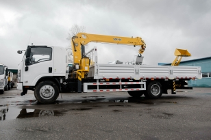Бортовой грузовик ISUZU 4x2 дв 139kw гп 6 тонн c кму XCMG SQS125 гп 5т 4 секции стрела 11,2 кузов 6200х2400х550 колёса 8.25R20 спальник задние аутригеры, АКПП. Фото 4