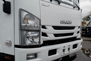 Бортовой грузовик ISUZU 4x2 дв 139kw гп 6 тонн c кму XCMG SQS125 гп 5т 4 секции стрела 11,2 кузов 6200х2400х550 колёса 8.25R20 спальник задние аутригеры, АКПП. Фото 14