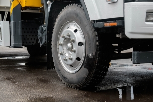 Бортовой грузовик ISUZU 4x2 дв 139kw гп 6 тонн c кму XCMG SQS125 гп 5т 4 секции стрела 11,2 кузов 6200х2400х550 колёса 8.25R20 спальник задние аутригеры, АКПП. Фото 15
