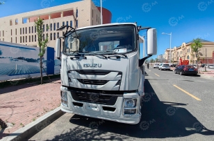 Бортовой грузовик ISUZU 4x2 дв 150kw кабина GIGA кузов 8000*2450*550. Фото 2