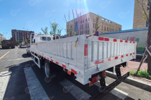 Бортовой грузовик ISUZU 4x2 дв 177kw гп 10т кузов 7000х2430х600 задняя пневмоподвеска. Фото 1