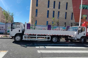 Бортовой грузовик ISUZU 4x2 дв 151kw кабина Elf кузов 6200х2400х550. Фото 1
