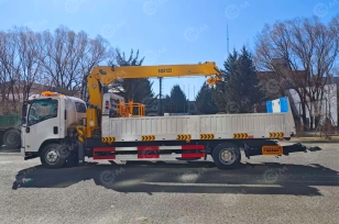Эвакуатор на шасси ISUZU 4x2 дв 139kw гп 5т Elf P700 с КМУ XCMG SQS125-4 гп 5т габаритные размеры 8800*2550*3000 сдвижная платформа лебедка, корзина, съемные борта. Фото 2