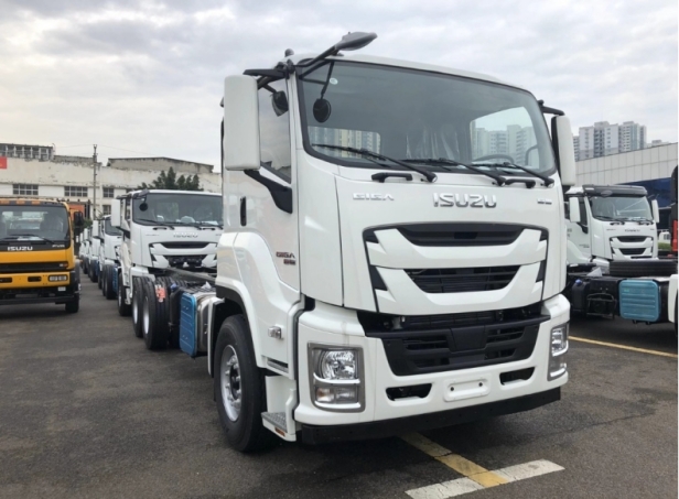 Бензовоз на шасси ISUZU 6х4 дв 221 kw бочка 17м3 с насосом для заправки. Фото 2