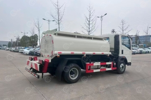 Бензовоз на шасси ISUZU 4х2 дв 96Kw бочка 3м3 с системой заправки шланг пистолет. Фото 1
