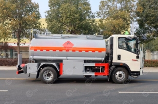 Бензовоз на шасси ISUZU 4х2 дв 139kw бочка 5м3. Фото 1
