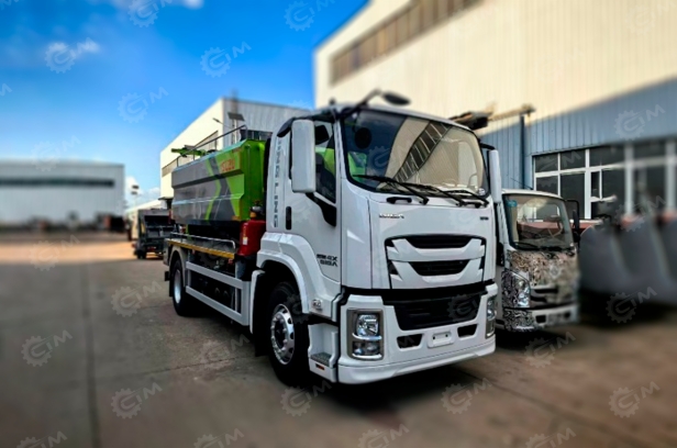 Илосос с размывом на шасси ISUZU 4x2 дв 165kw бочка для сточных вод 8м³, чистой воды 4м³ насос SK-20 ПДУ рукав 100м, угол подъема 45°, нержавеющий отражатель, лист нержавейки на дне бочки, мойка. Фото 4