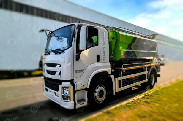 Илосос с размывом на шасси ISUZU 4x2 дв 165kw бочка для сточных вод 8м³, чистой воды 4м³ насос SK-20 ПДУ рукав 100м, угол подъема 45°, нержавеющий отражатель, лист нержавейки на дне бочки, мойка. Фото 3
