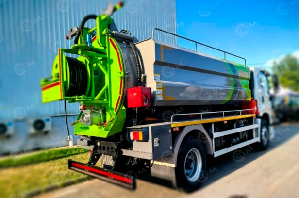 Илосос с размывом на шасси ISUZU 4x2 дв 165kw бочка для сточных вод 8м³, чистой воды 4м³ насос SK-20 ПДУ рукав 100м, угол подъема 45°, нержавеющий отражатель, лист нержавейки на дне бочки, мойка. Фото 5