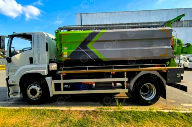 Илосос с размывом на шасси ISUZU 4x2 дв 165kw бочка для сточных вод 8м³, чистой воды 4м³ насос SK-20 ПДУ рукав 100м, угол подъема 45°, нержавеющий отражатель, лист нержавейки на дне бочки, мойка. Фото 6