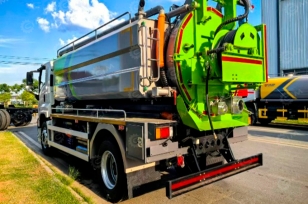 Илосос с размывом на шасси ISUZU 4x2 дв 165kw бочка для сточных вод 8м³, чистой воды 4м³ насос SK-20 ПДУ рукав 100м, угол подъема 45°, нержавеющий отражатель, лист нержавейки на дне бочки, мойка. Фото 8