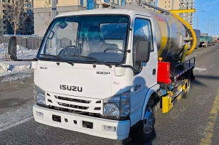 Илосос на шасси ISUZU 4x2 дв 94kw объем бочки 3м3 насос XD-240 сенсорная мультимедиа с камерой заднего вида, фонарь освещения насоса. Фото 1