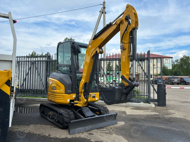Гусеничный мини-экскаватор FTJ XE27U с кабиной. Фото 10