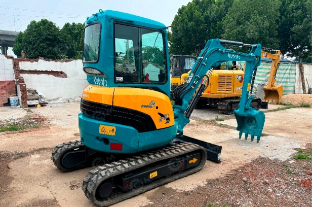 Мини-экскаватор Kubotа U30 с закрытой кабиной 3.8т, быстросъем. Фото 4