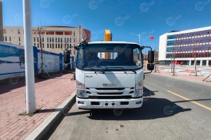 Бортовой грузовик ISUZU 4x4 дв 139kw гп 6 тонн c кму XCMG SQS125 гп 5т 4 секции стрела 11,2 кузов 6500х2500х550 колёса 8.25R20 спальник задние аутригеры. Фото 2