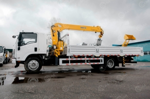 Бортовой грузовик ISUZU 4x4 дв 139kw гп 6 тонн c кму XCMG SQS125 гп 5т 4 секции стрела 11,2 кузов 6500х2500х550 колёса 8.25R20 спальник задние аутригеры. Фото 1