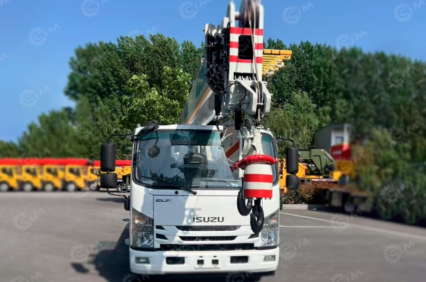 Автокран на шасси ISUZU 4x2 дв 139кВт/189л.с. VIGRUS STC12D5 г/п 12т 5 секций 34м. Фото 4