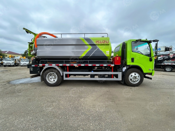 Илосос с размывом (каналопромывочная машина) на шасси ISUZU 4x2 дв 139kw бочка для сточных вод 7 м³ чистой воды 3м³ насос SK-15 ПДУ рукав 100м подъем 45°, мойка, пистолет, доп всасывающее отверстие. Фото 9