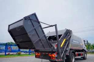 Мусоровоз на шасси ISUZU 4x2 дв 151Kw гп 8 т объем 10м3 с обычной и дополнительной загрузкой. Фото 1