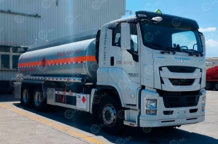 Бензовоз на шасси ISUZU 6х4 дв 221 kw бочка 17м3 5 секций алюминиевая бочка с насосом для перекачки топлива. Фото 1