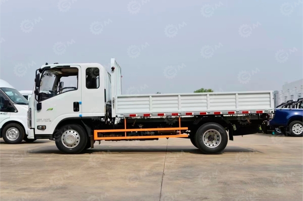 Бортовой грузовик ISUZU 4x2 дв 112kw EM7 кабина со спальным местом. Фото 2