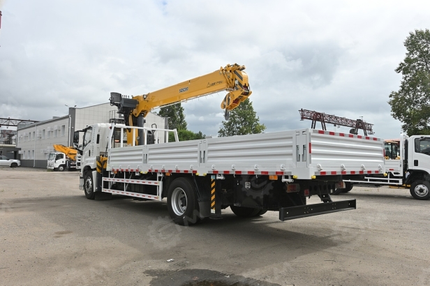 Бортовой грузовик ISUZU 4x2 дв 151kw гп 10 тонн кузов КМУ XCMG SQS200-5 гп 8т 5 секций стрела 18,6м кузов 7м. Фото 5
