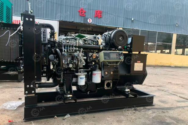 Автоцистерна на шасси ISUZU 4х2 дв 150kw цистерна 12м3 c подогревом и теплоизоляцией, генератор 26kw. Назначение-перевозка питьевой воды. Фото 2