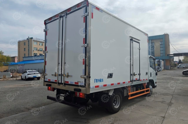 Фургон рефрижератор на шасси ISUZU 4х2 дв 107kw (фургон 4020х2100х2100, холодильная установка Carrier D5). Фото 3