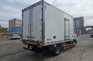 Фургон рефрижератор на шасси ISUZU 4х2 дв 107kw (фургон 4020х2100х2100, холодильная установка Carrier D5). Фото 3