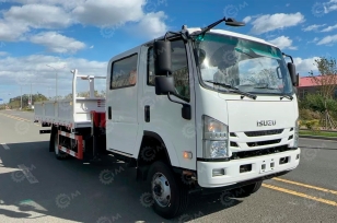 Бортовой грузовик ISUZU 4x2 дв 138kw двойная кабина с кму WANBANG SQZ100-4 гп 5т, 4 секции, вылет стрелы 8,6м кузов 4500х2400х550 раздвижной тент. Фото 1