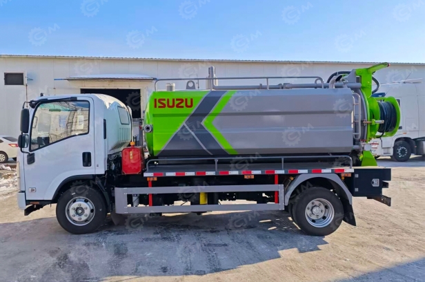 Илосос с размывом на шасси ISUZU 4x2 дв 139kw бочка для сточных вод 6м³ чистой воды 3 м³ насос XD-300 и насос высокого давления PINFLOW UV225. Фото 2