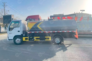 Ассенизатор (вакуумная машина) на шасси ISUZU 4x2 100KV дв 96KW бочка 6м3 насос XD-240 без поворотной стрелы, сливное и всасывающее отверстие 100мм, лист нержавейки на дне бочки. Фото 2
