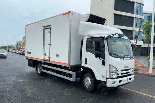 Фургон рефрижератор на шасси ISUZU 4х4 дв 139kw гп 5 тонн (фургон 5200х2200х2200, холодильная установка Carrier Citimax 700) со спальником, боковая дверь, задняя ось на пневмоподвеске. Фото 3