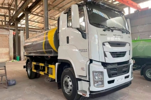 Ассенизатор (вакуумная машина) на шасси ISUZU 4x2 дв 165kw бочка 12м3 насос XD-420, без поворотной стрелы, быстроразъем Camlock 100мм, лист нержавейки на дне бочки. Фото 1