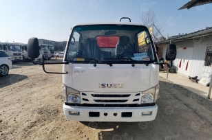 Бортовой грузовик ISUZU 4x2 дв 101kw гп 4т с кму гп 2т. Фото 1