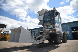 Самозагружающий автобетоносмеситель YUGONG SDM6500 поворотная бочка, весы. Фото 1