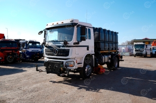 Комбинированная уборочная машина на базе шасси Shacman L3000 4х2 дв 174 Kw пластиковый бак 10м3 средняя щетка. Фото 1