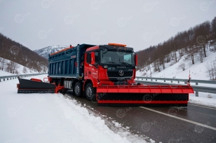 Комбинированная дорожная машина на базе самосвала Shacman 8х4 дв 430 л.с. бункер 14м3. Фото 1