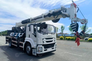 Автокран на шасси ISUZU 4x2 дв 151kw крановая установка WANBANG WGS12 гп 12т стрела 33м с буром 18м диаметр 400мм. Фото 1