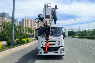 Автокран на шасси ISUZU 4x2 дв 151kw крановая установка WANBANG WGS12 гп 12т стрела 33м с буром 18м диаметр 400мм. Фото 2