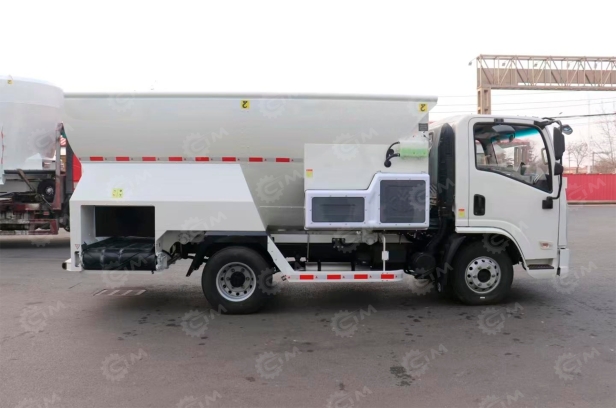 Смеситель кормораздатчик на шасси ISUZU 4х2 дв. 88kw 8m³. Фото 2