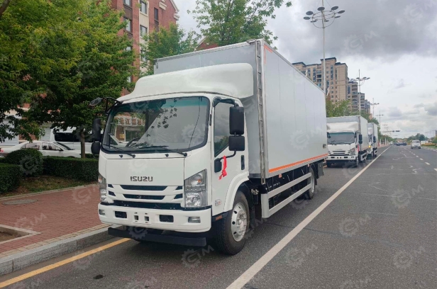Фургон изотермический на шасси ISUZU 4х4 дв 139 kw гп 8т (фургон 5200х2420х2100mm). Фото 2