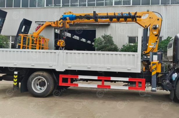 Бортовой грузовик ISUZU 4x2 дв 138kw c кму без сиденья WANBANG SQS125 гп 5т, 4 секции, с отрицательным углом, стрела 9,4м, кузов 6000*2400*550, ямобур длина 2350мм, ширина 300мм. Фото 2