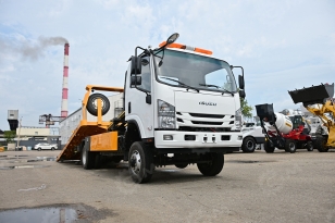 Эвакуатор на шасси ISUZU 4x4	дв 139kw гп 5т сдвижная  платформа 5,6м подъёмный механизм. Фото 1