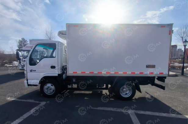 Фургон рефрижератор на шасси ISUZU 4х4 дв 94kw (фургон 4000x1900x1800, холодильная установка Carrier C-400) с боковой дверью, высота пола кузова от уровня земли 1,1 м, перегородка внутри кузова. Фото 3